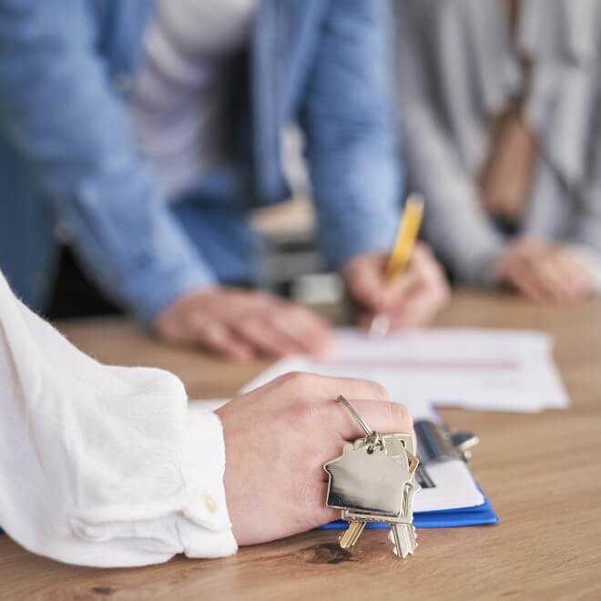 moment-of-signing-house-buying-agreement-2022-01-19-03-10-20-utc — kopia